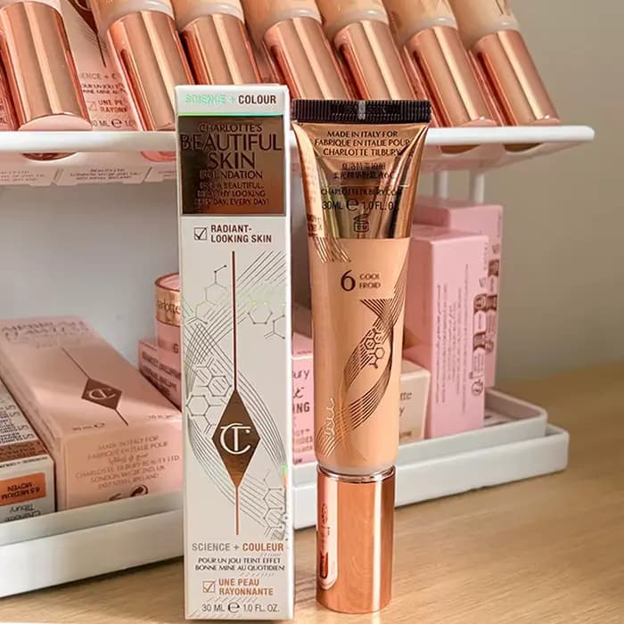 Charlotte Tilbury Soft Light Essence Hyaluronic Acid Liquid Foundation, fond de teint liquide à l'ac