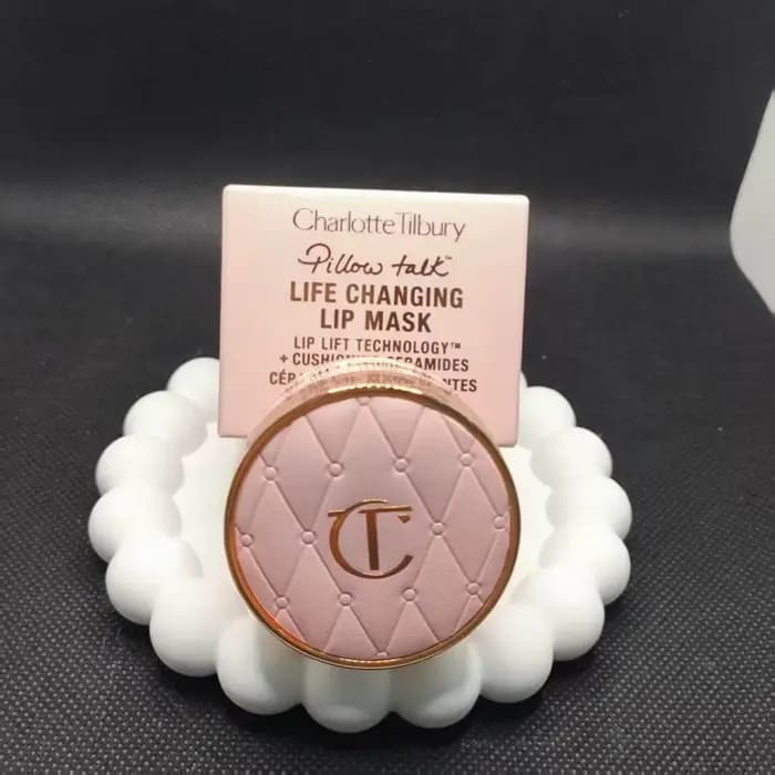 Charlotte Tilbury oreiller parler nouveau masque à lèvres tons rose saveur de fraise réduction des r