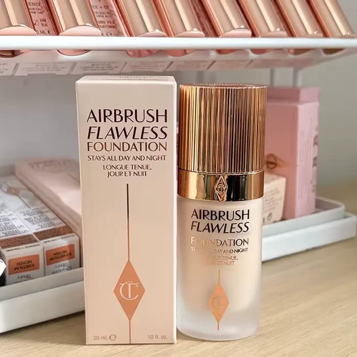 Charlotte Tilbury – Fond de teint liquide 4 couleurs et poudre micro-légère, fond de teint coussin d
