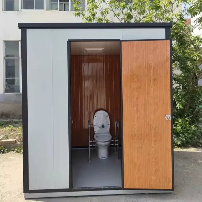 Unité de salle de bain préfabriquée extérieure avec un cabine de douche extérieure pratique