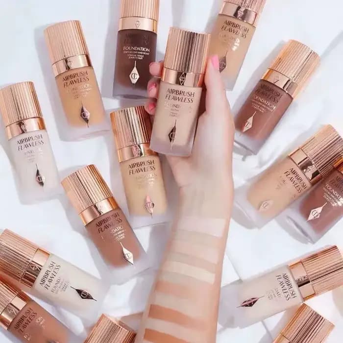 Charlotte Tilbury – Fond de teint liquide 4 couleurs et poudre micro-légère