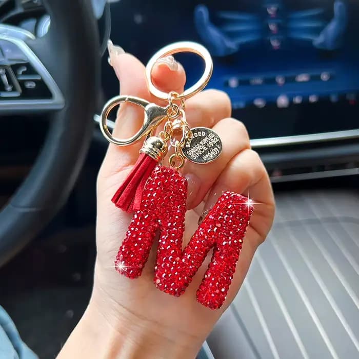 Porte-clés de voiture avec lettre anglaise rouge, délicat avec sac à diamants, pendentif, accessoire de porte-clés à pompon tendance