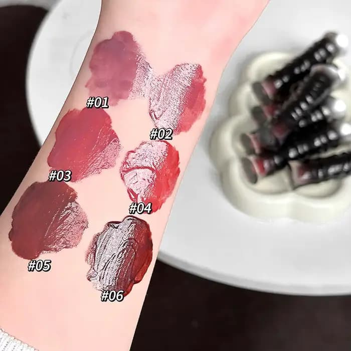 Gloss à lèvres rouge foncé style punk