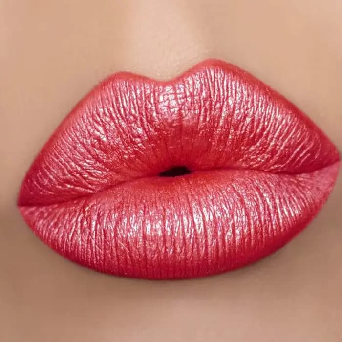 Rouge à lèvres métallique rouge
