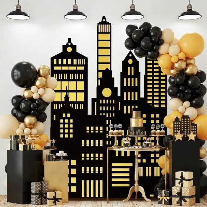 Grand fond de scène de ville avec héros de dessin animé et gratte-ciel, décor de fête, motif héros ajouré, pour fête d'anniversaire