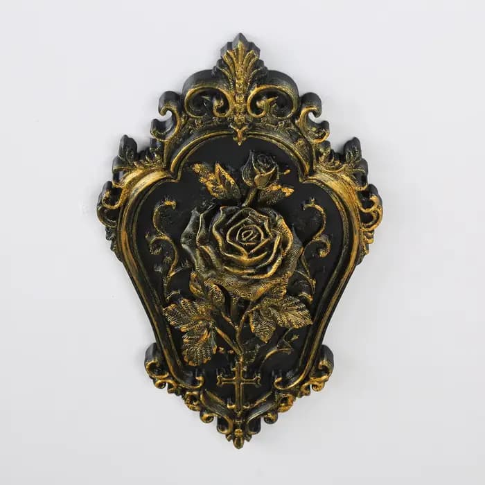 Plaque murale en relief croix baroque noire et or, style gothique vieilli, décor mural sculpté style sombre, ornement vintage
