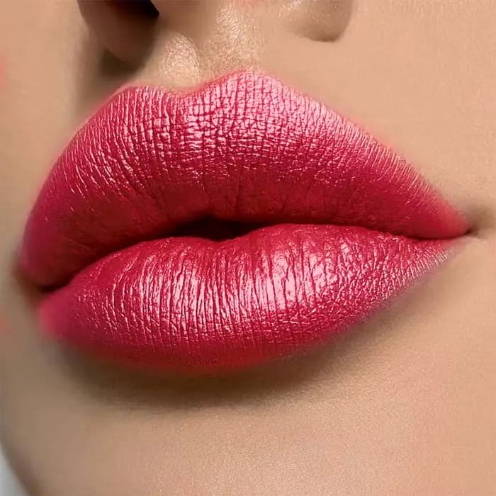 Rouge à lèvres métallique rouge