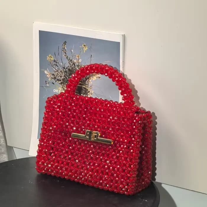 Un superbe sac à main en perles rouges avec un fermoir métallique chic qui évacue l'élégance et des sacs à main de luxe de déclaration avant-gardiste vintage