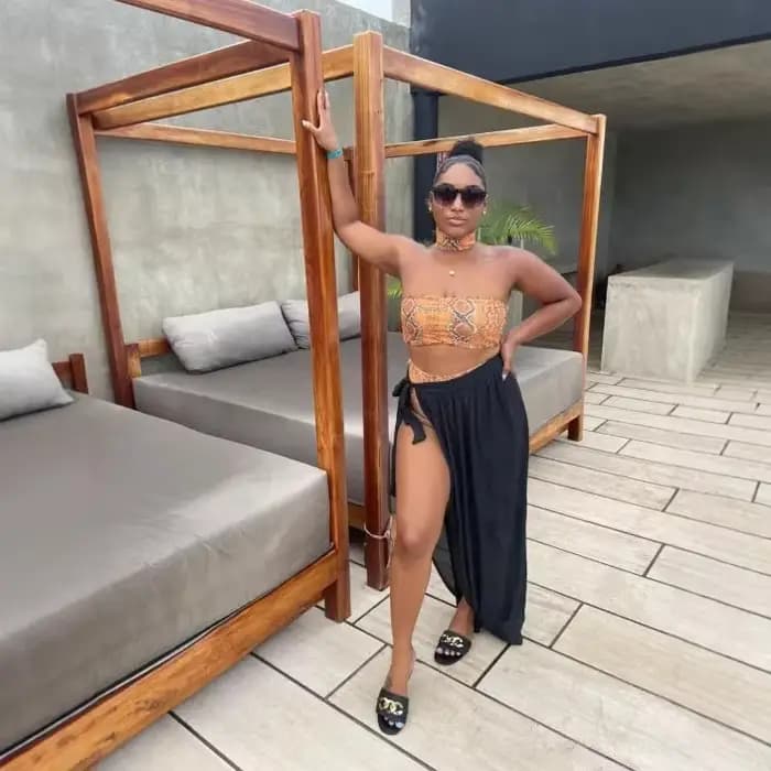 Vêtements de Protection solaire Sexy pour vacances à la plage, demi-jupe de plage décontractée, jupe asymétrique tricotée en Polyester, couleur unie