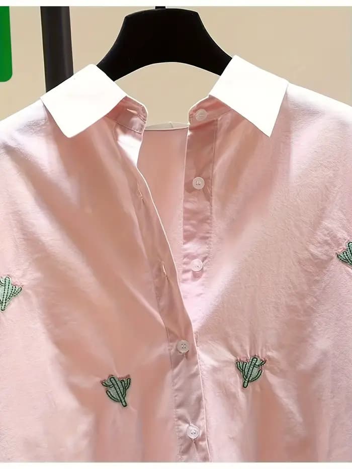 Conçue avec un sens du style, la chemise rose brodée de cactus pour femme est une nouvelle chemise ample et rajeunissante pour le début de l'automne, avec un design de haut unique.