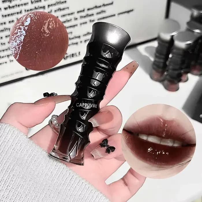 Gloss à lèvres rouge foncé style punk
