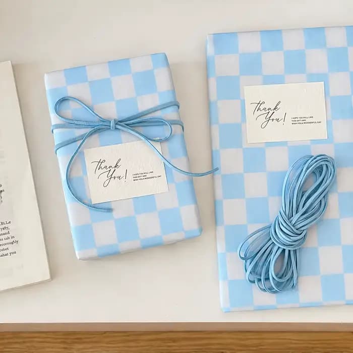 Rouleaux de papier cadeau exquis pour toutes les occasions - 10 feuilles de papier cadeau à carreaux bleu clair de haute qualité, adaptés aux mariages, anniversaires, baby showers et Noël - Ajoute une