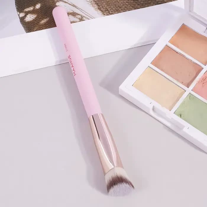 Pinceau de maquillage sous les yeux