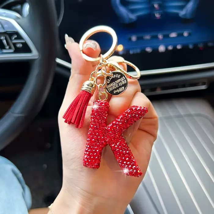 Porte-clés de voiture avec lettre anglaise rouge, délicat avec sac à diamants, pendentif, accessoire de porte-clés à pompon tendance