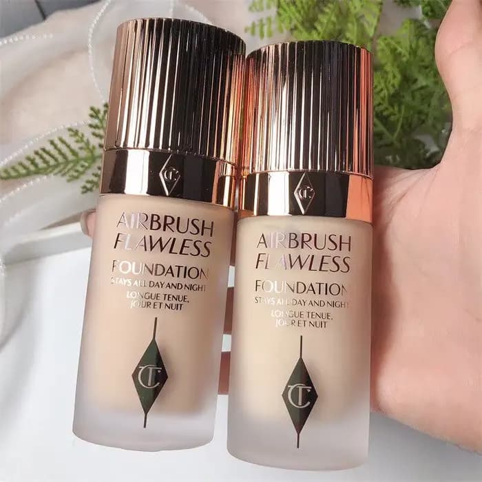 Charlotte Tilbury – Fond de teint liquide 4 couleurs et poudre micro-légère