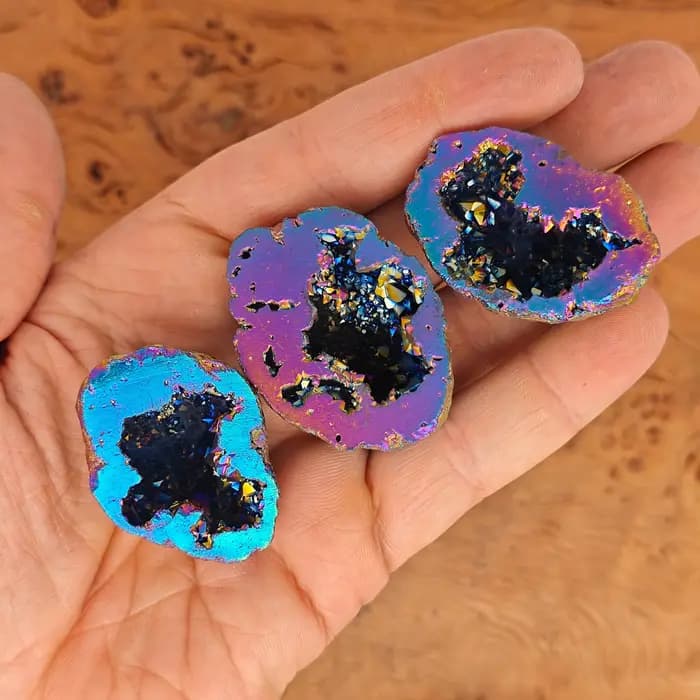 Géode de quartz arc-en-ciel - Un grappe de cristaux synthétiques galvanisés violet-bleu, chatoyant aux couleurs arc-en-ciel.