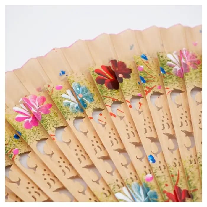 Éventail pliant en bois à design ajouré, mécanisme de pliage, surface peinte, double face, idéal pour les cadeaux de mariage