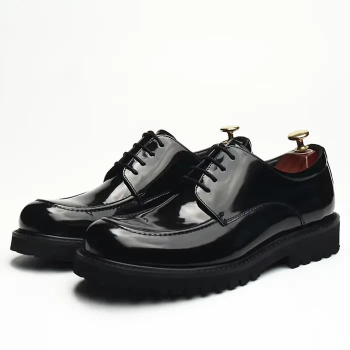 Chaussures en cuir pour hommes, nouveau style, artisanat perlé, surface brillante, première couche de cuir, faites à la main, vêtements de mariage haut de gamme, à la mode