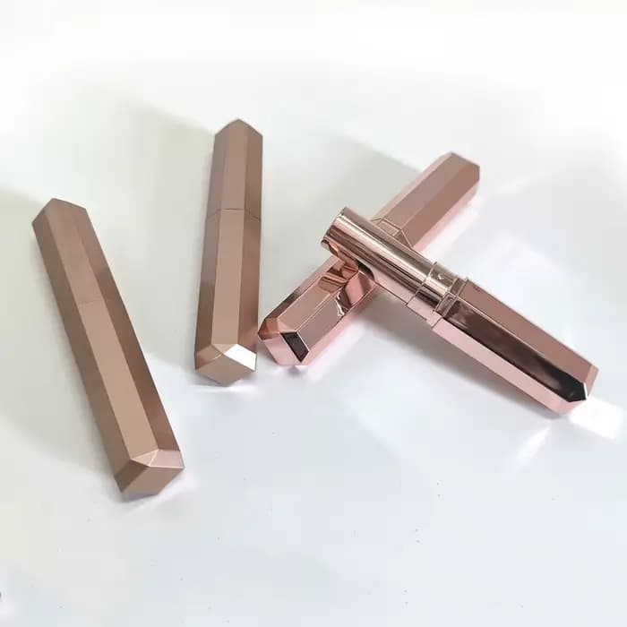 Tube de vernis à lèvres vide