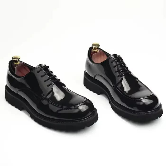 Chaussures en cuir pour hommes, nouveau style, artisanat perlé, surface brillante, première couche de cuir, faites à la main, vêtements de mariage haut de gamme, à la mode