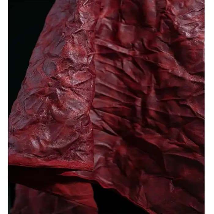 Cuir Spécial Rouge Profond Plissé et Plissé Torsadé et Pétrissé avec Dégradé Bergame Créatif Europée