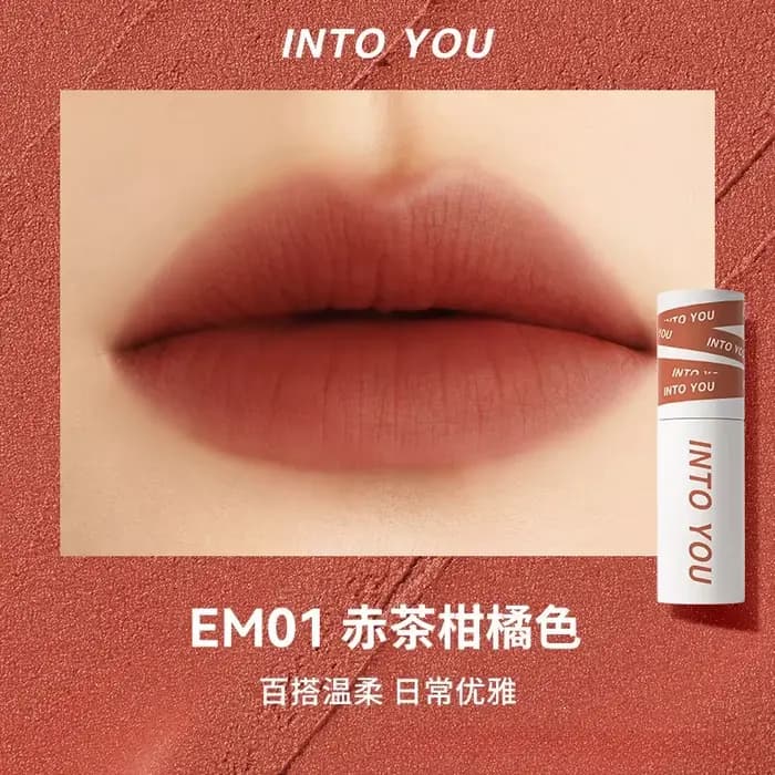 INTO YOU LIP MUD Les lèvres et les joues du protagoniste féminin sont des cosmétiques de beauté pour