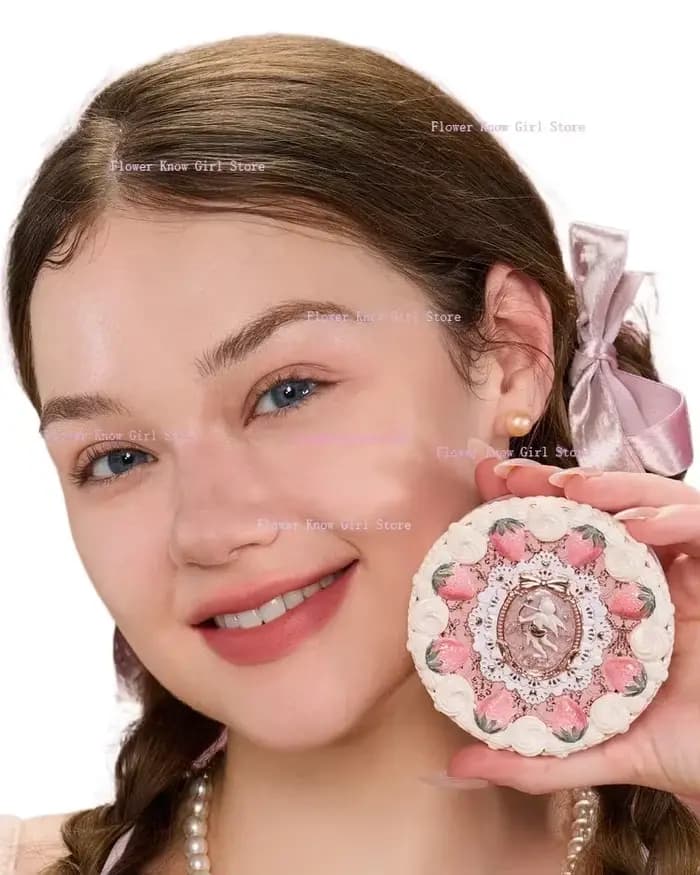 La fleur connaît la série Cupidon aux fraises, poudre pressée mate, mise au point douce, poudre de m