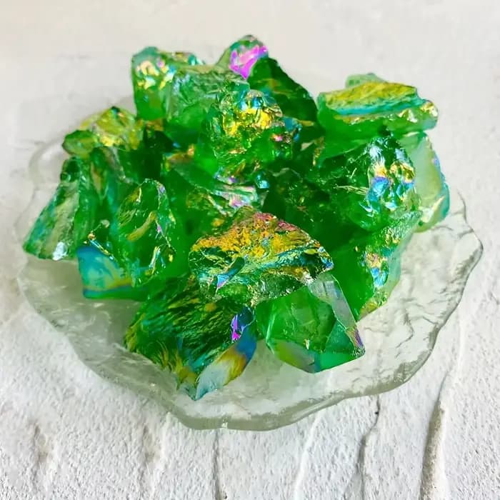 Pierre de quartz verte aux couleurs irisées, disponible en versions polies et non polies