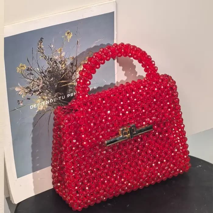 Un superbe sac à main en perles rouges avec un fermoir métallique chic qui évacue l'élégance et des sacs à main de luxe de déclaration avant-gardiste vintage