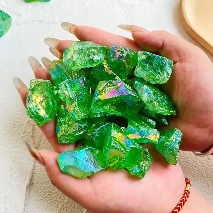 Pierre de quartz verte aux couleurs irisées, disponible en versions polies et non polies