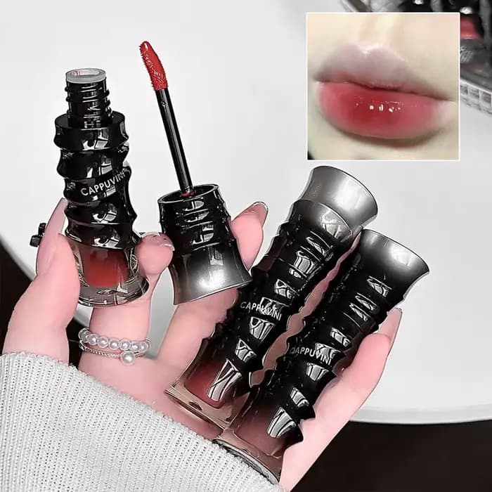 Gloss à lèvres rouge foncé style punk