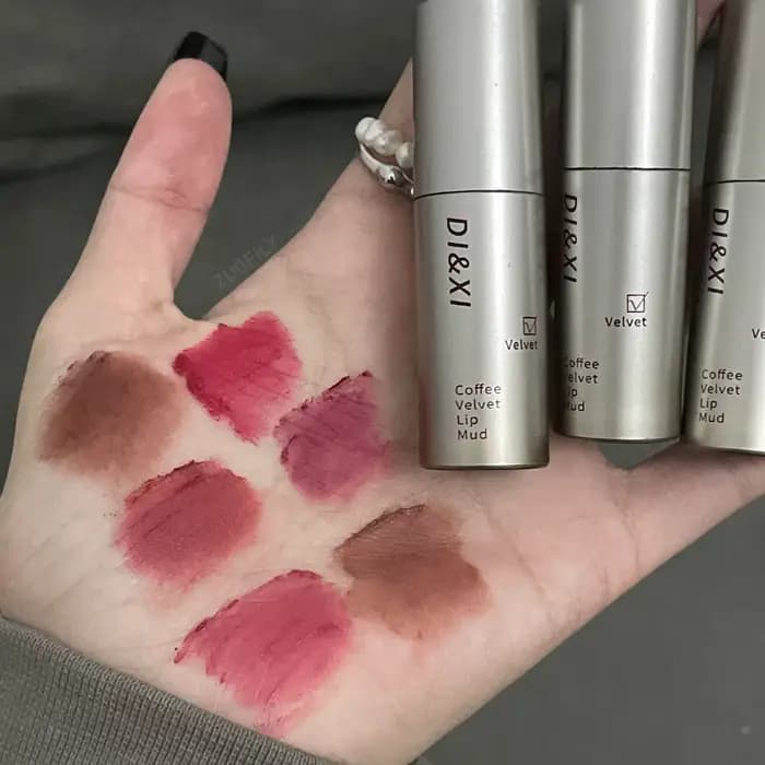 Rouge à lèvres liquide imperméable en velours mat marron foncé