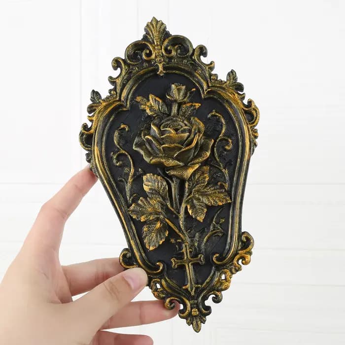 Plaque murale en relief croix baroque noire et or, style gothique vieilli, décor mural sculpté style sombre, ornement vintage