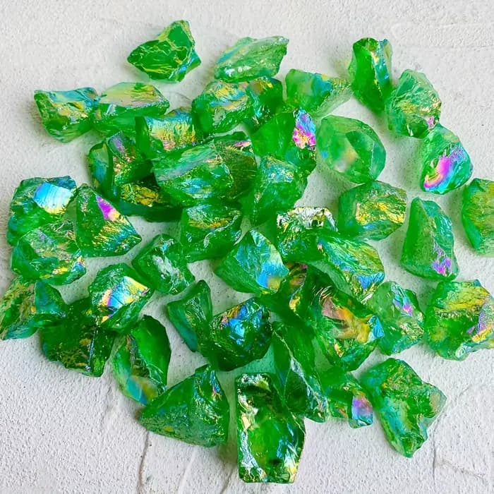 Pierre de quartz verte aux couleurs irisées, disponible en versions polies et non polies