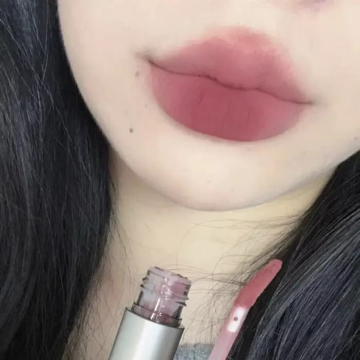 Rouge à lèvres liquide imperméable en velours mat marron foncé