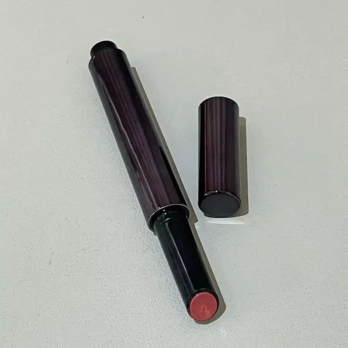 Le rouge à lèvres miroir a une texture lisse