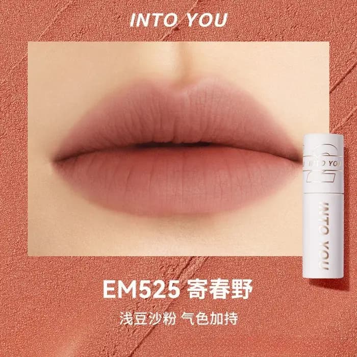 INTO YOU LIP MUD Les lèvres et les joues du protagoniste féminin sont des cosmétiques de beauté pour la bouche