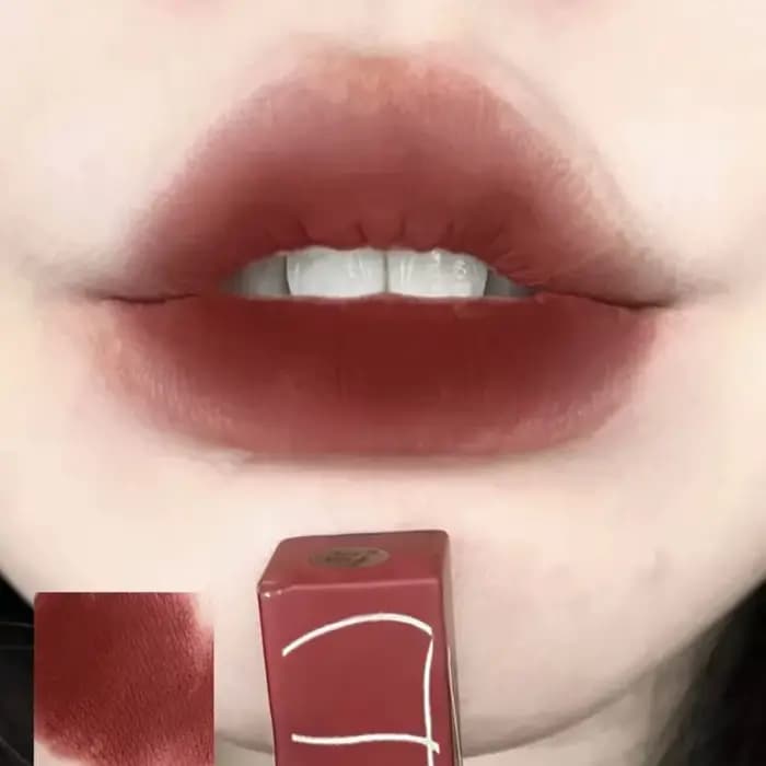 Rouge à lèvres mat en tube fin TX010