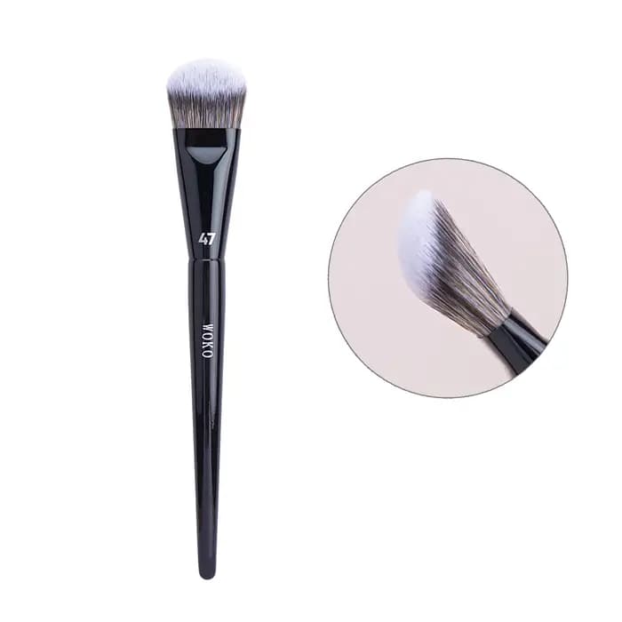 Pinceau de maquillage professionnel incliné