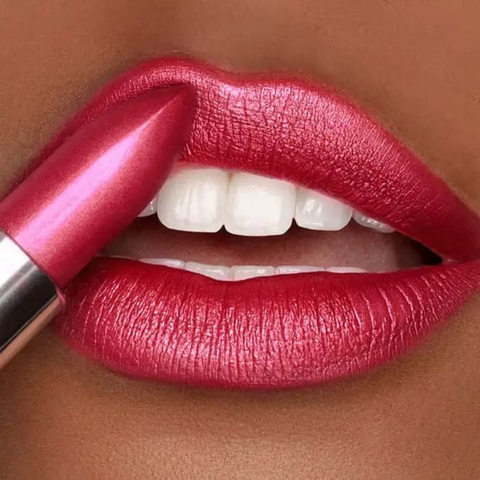 Rouge à lèvres métallique rouge