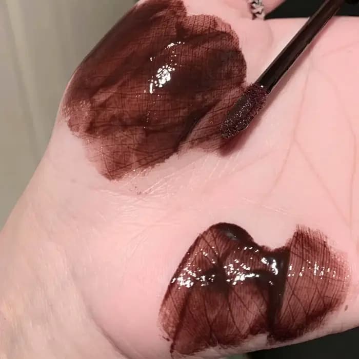 Gloss à lèvres rouge foncé style punk
