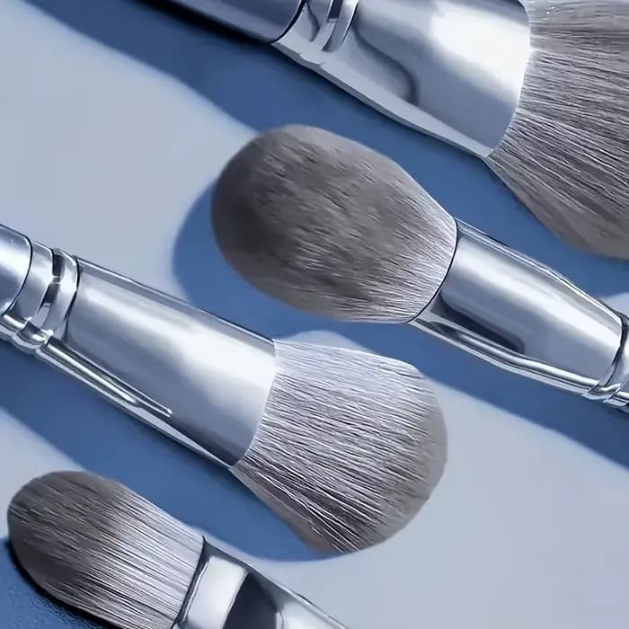 Ensemble de pinceaux de maquillage professionnels argentés de 14 pièces | Comprend 2 bouffées en v